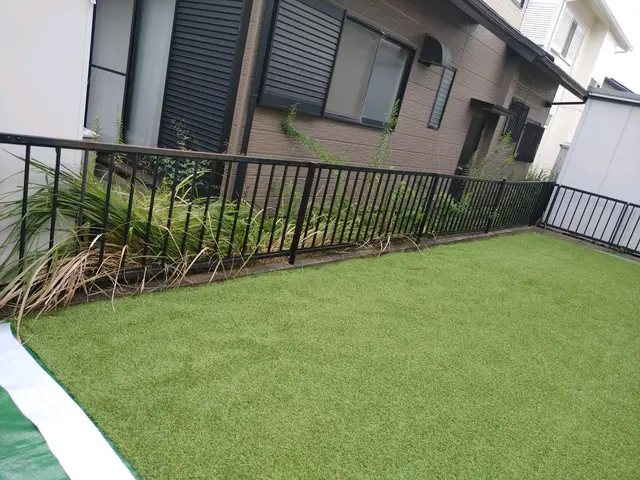 下地処理→防草シート→人工芝サービスの画像