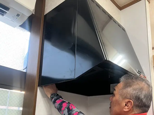 なかなか取れない換気扇の油よごれはの除去はプロにお任せ下さい。サービスの画像