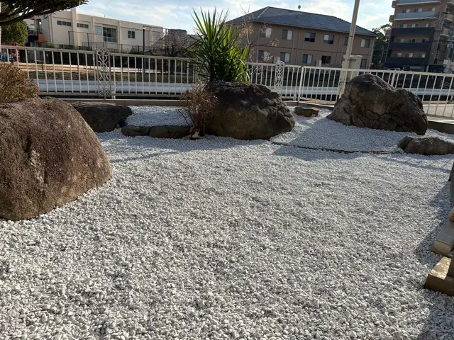雑草対策に｜砂利敷き・お庭のお手入れサービスの画像