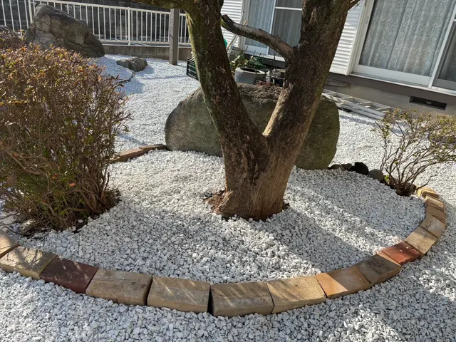 雑草対策に｜砂利敷き・お庭のお手入れサービスの画像