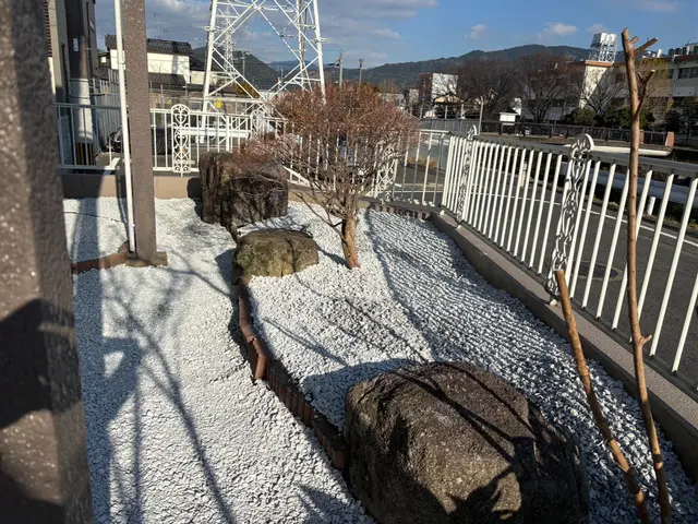 雑草対策に｜砂利敷き・お庭のお手入れサービスの画像