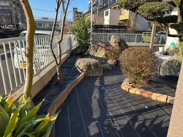 雑草対策に｜砂利敷き・お庭のお手入れサービスの画像