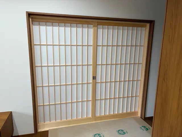 破れにくいプラスチック障子も対応！丁寧な仕上がりの障子張替えサービスの画像