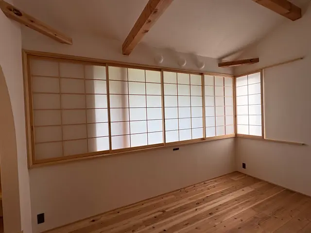 破れにくいプラスチック障子も対応！丁寧な仕上がりの障子張替えサービスの画像