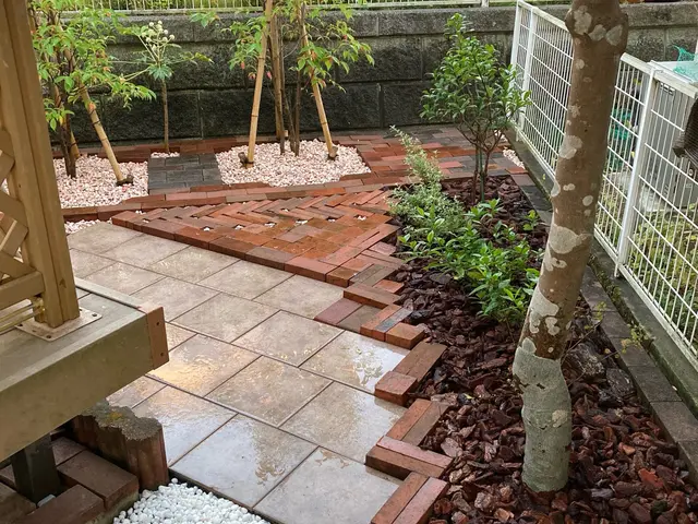 一歩出て、光と風が、通る庭。松の手入れも自信あり、お任せください。カードOK。サービスの画像