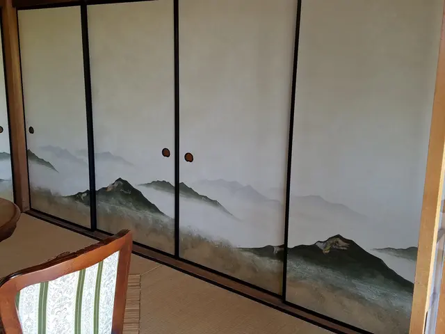 【和室のしつらえ】現状の襖の状態をしっかり確認し紙の選定及び適性施工を実践しますサービスの画像