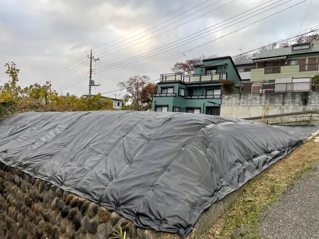 雑草さようなら。平坦でも法面でもお任せください！CTYの防草シート施工！サービスの画像