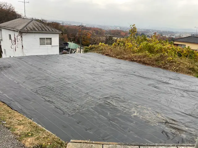 雑草さようなら。平坦でも法面でもお任せください！CTYの防草シート施工！サービスの画像