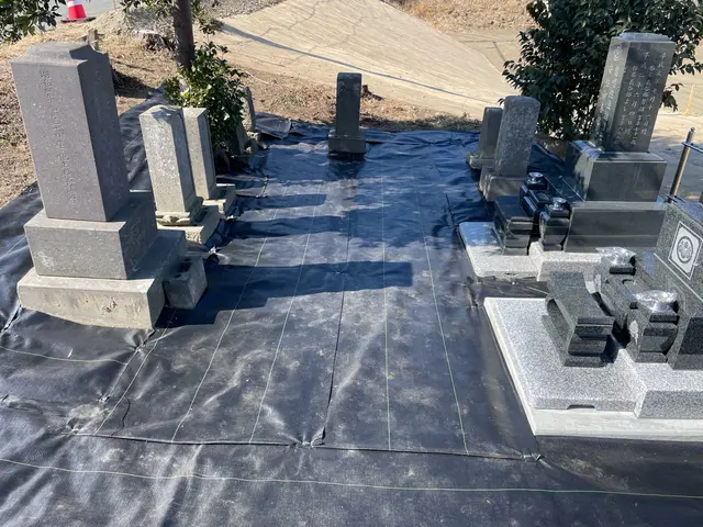 雑草さようなら。平坦でも法面でもお任せください！CTYの防草シート施工！サービスの画像