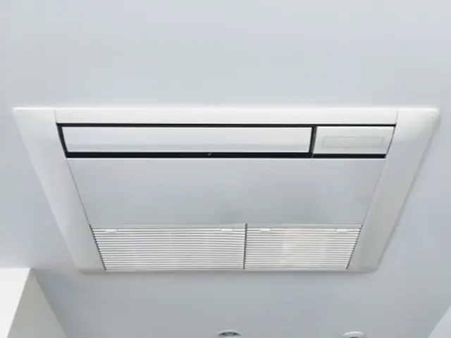 天井埋込タイプ業務用（天カセ）エアコンクリーニング（防カビコーティング無料）サービスの画像