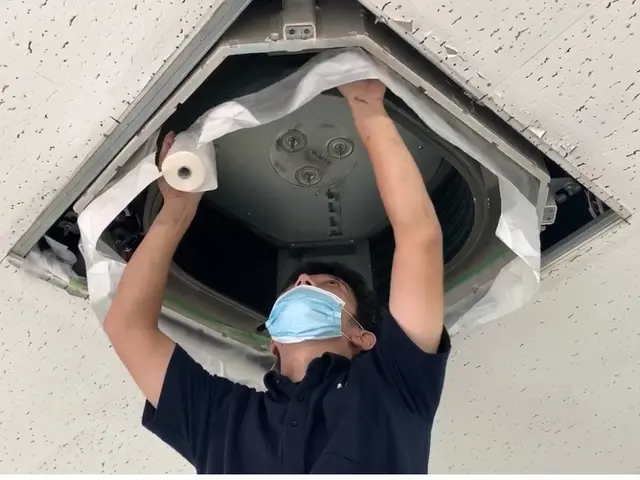天井埋込タイプ業務用（天カセ）エアコンクリーニング（防カビコーティング無料）サービスの画像