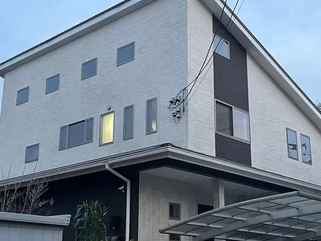 ”\塗装ではない新たな選択肢/”　塗装の1/10の費用で外壁が綺麗になる！サービスの画像