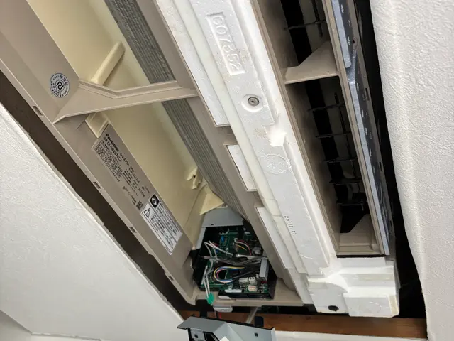 複数台がお得！4方向業務用エアコン¥22000！家庭用1〜2方向は¥19000！サービスの画像