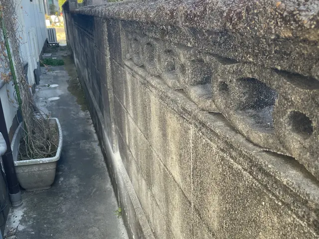 ブロック塀の撤去お任せください！古く倒壊しそうなブロック塀も安全に撤去致します！サービスの画像