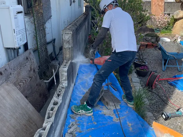 ブロック塀の撤去お任せください！古く倒壊しそうなブロック塀も安全に撤去致します！サービスの画像