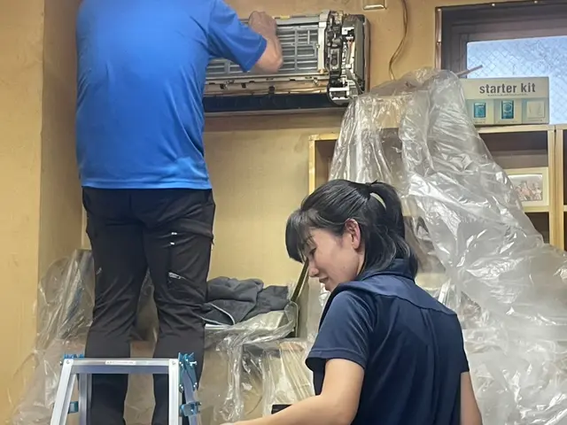 エアコンの汚れ、店長とスタッフにお任せあれ！エコ洗剤使用で優しくクリーニングサービスの画像