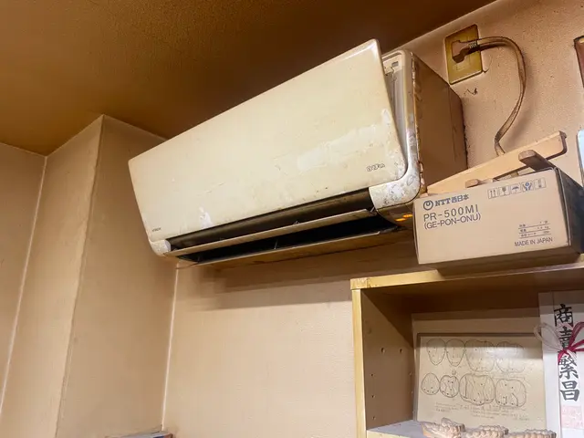 エアコンの汚れ、店長とスタッフにお任せあれ！エコ洗剤使用で優しくクリーニングサービスの画像