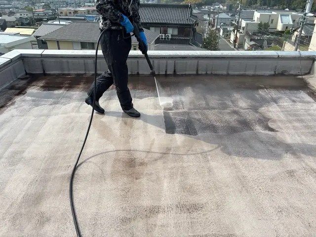 ★新着★(バルコニー 屋上清掃)バルコニーに接した網戸や室外機も綺麗に同時清掃サービスの画像