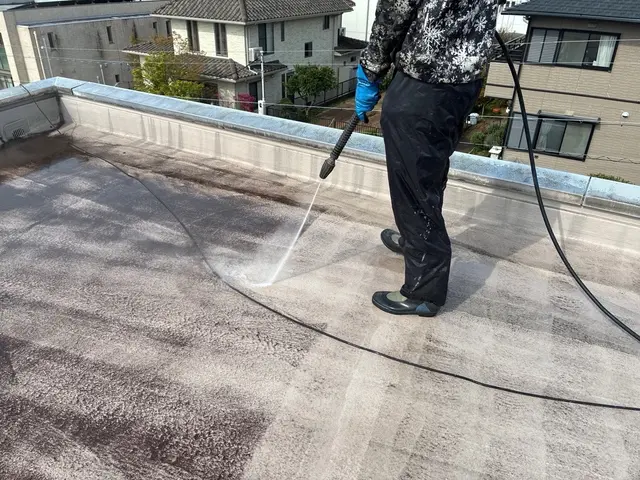 ★新着★(バルコニー 屋上清掃)バルコニーに接した網戸や室外機も綺麗に同時清掃サービスの画像