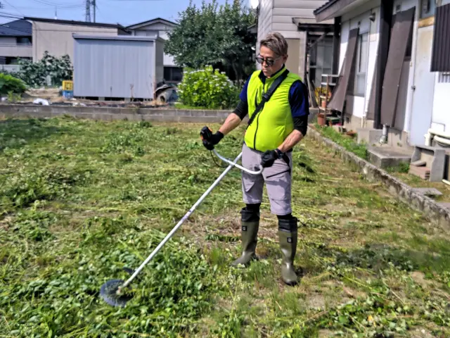 敷地、空き地の草刈りならお任せ下さい！オンラインカード決済可能！サービスの画像