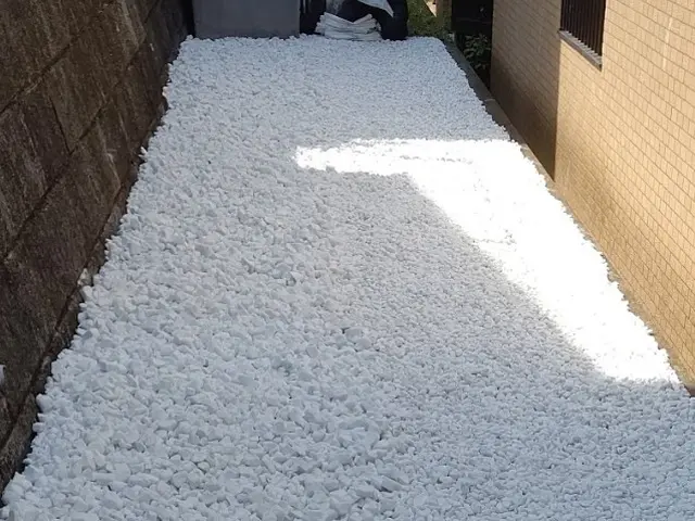 ◎刈ってもドンドン生えてくるお庭の雑草を防草シートで防ぎます！サービスの画像