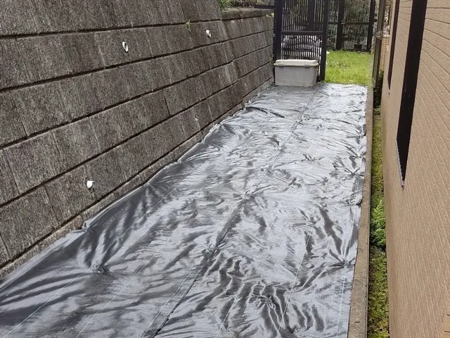 ◎刈ってもドンドン生えてくるお庭の雑草を防草シートで防ぎます！サービスの画像