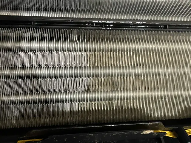 【特別サービス！】室外機の熱交換器の高圧洗浄が今だけ2000円から1000円！サービスの画像