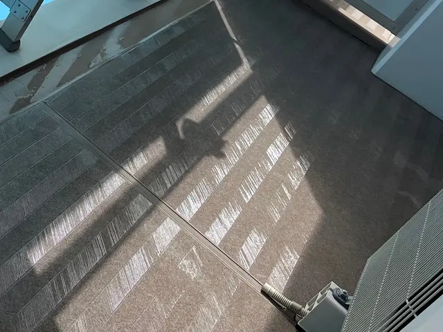 ベランダ・バルコニークリーニングの汚れは部屋の中にほこりを持ち込みますサービスの画像