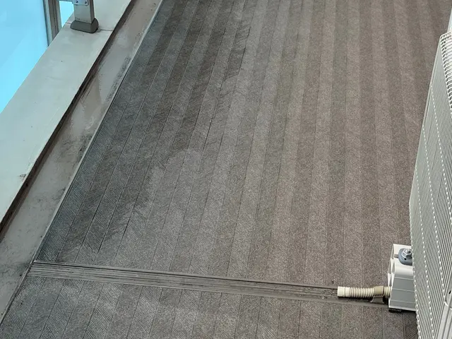 ベランダ・バルコニークリーニングの汚れは部屋の中にほこりを持ち込みますサービスの画像