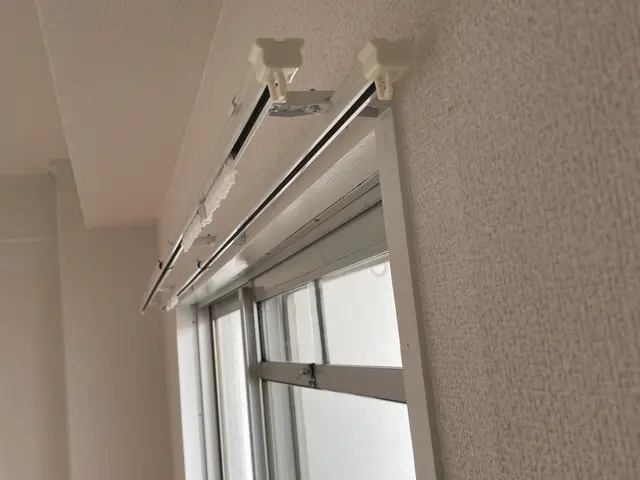 大工の仕事カーテンレール、ロールスクリーン取付サービスの画像