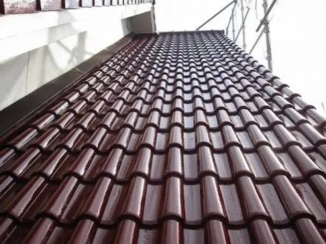 瓦屋根は実は塗装できるのです。特殊塗料で施工可能となっております。サービスの画像