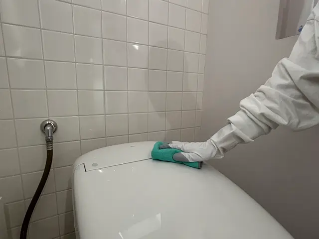 便器の尿石や黒ずみ、臭いの元になる部分も丁寧に落とし、清潔な空間に整えます。サービスの画像