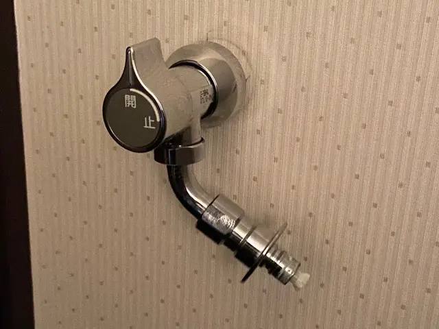 お客様がご用意された壁ピタ水栓を交換します。サービスの画像