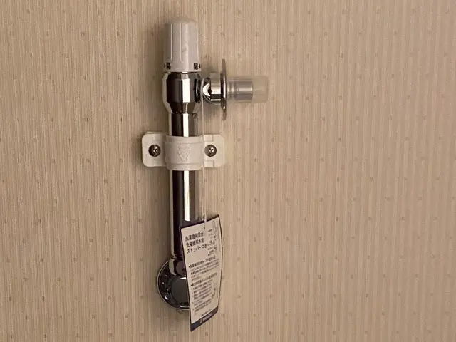お客様がご用意された壁ピタ水栓を交換します。サービスの画像