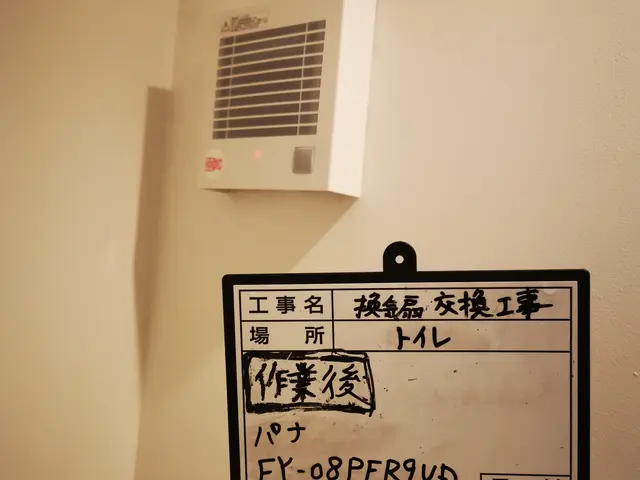 写真の者が伺います。トイレ換気扇交換工事。商品御用意下さい。相談乗ります。サービスの画像