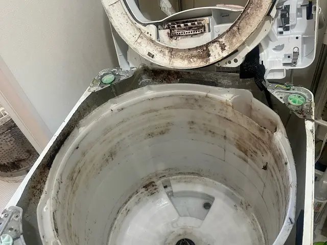 分解して高圧洗浄機でカビ汚れを徹底洗浄！女性ｽﾀｯﾌ同行可なので安心！サービスの画像