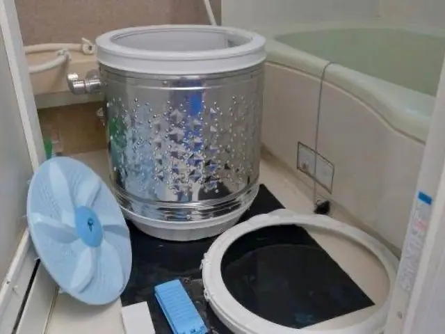 分解して高圧洗浄機でカビ汚れを徹底洗浄！女性ｽﾀｯﾌ同行可なので安心！サービスの画像