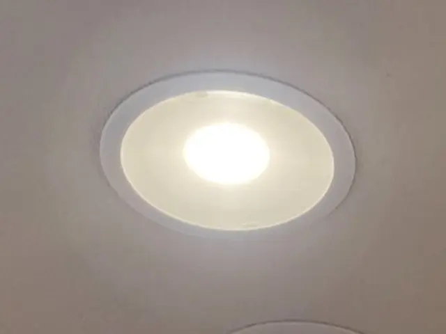 蛍光灯→LEDへの更新工事。第1種電気工事士が責任施工いたします。サービスの画像