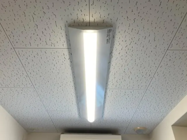 蛍光灯→LEDへの更新工事。第1種電気工事士が責任施工いたします。サービスの画像