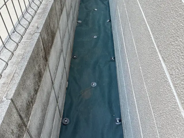 この時期だからこそ、来年の雑草対策として防草シート敷いてみませんか？サービスの画像