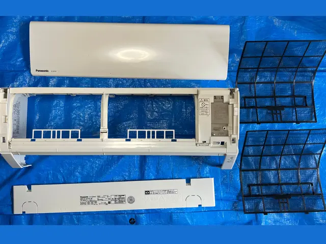 手の届かないエアコン内部のカビ、埃、臭いの徹底高圧洗浄！サービスの画像