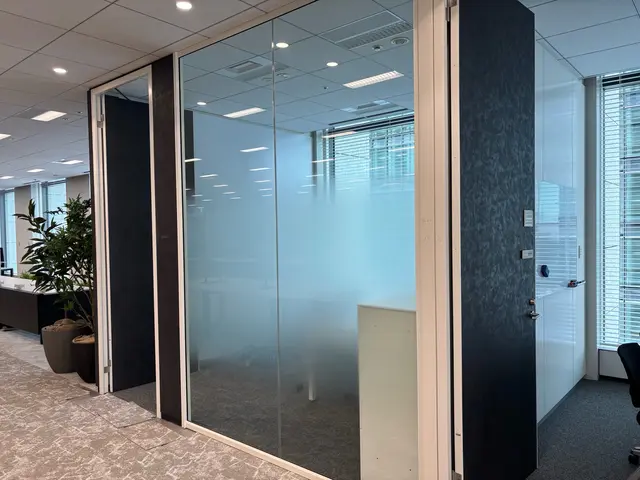 【窓ガラス専門職人】防犯・UVカット・遮熱・飛散防止・ミラータイプ全て対応可能！サービスの画像