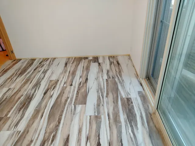 フロアータイル施工ならお任せ下さい　施工前に現地調査必須になります。サービスの画像