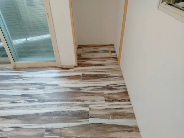 フロアータイル施工ならお任せ下さい　施工前に現地調査必須になります。サービスの画像