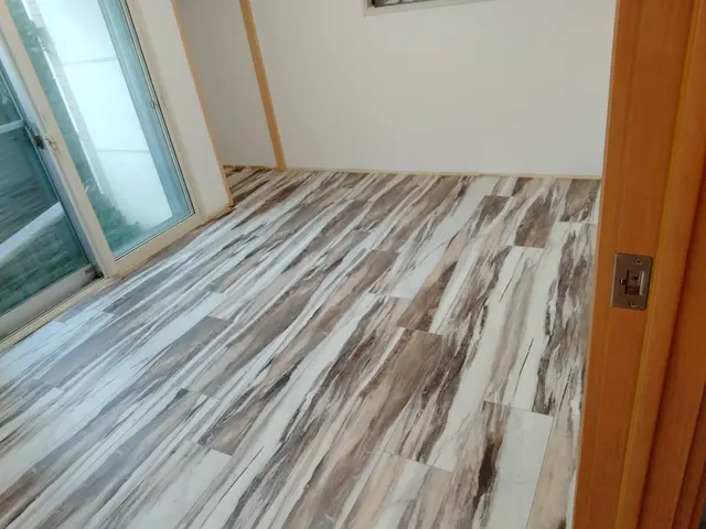 フロアータイル施工ならお任せ下さい　施工前に現地調査必須になります。サービスの画像