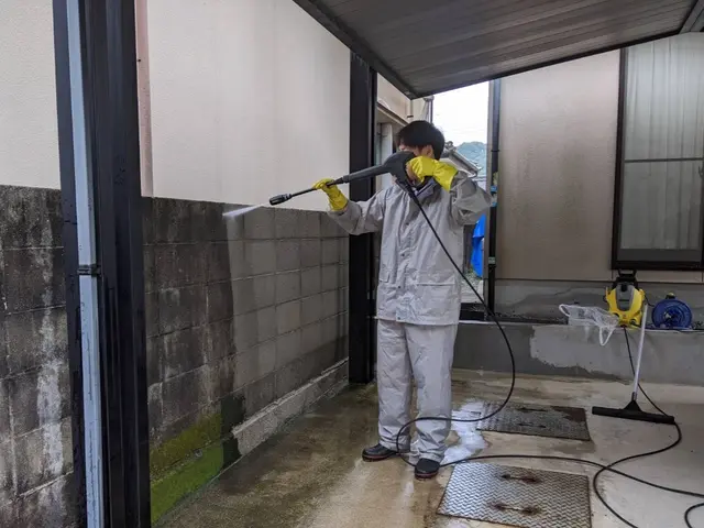 今話題の高圧洗浄！ベランダ・バルコニーの汚れをピカピカに！サービスの画像