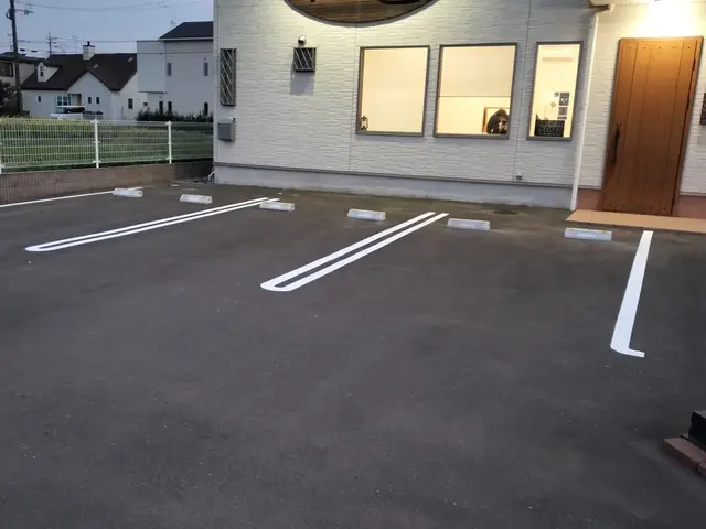 駐車場のライン施工なら猫の手119番にお任せ下さい！サービスの画像