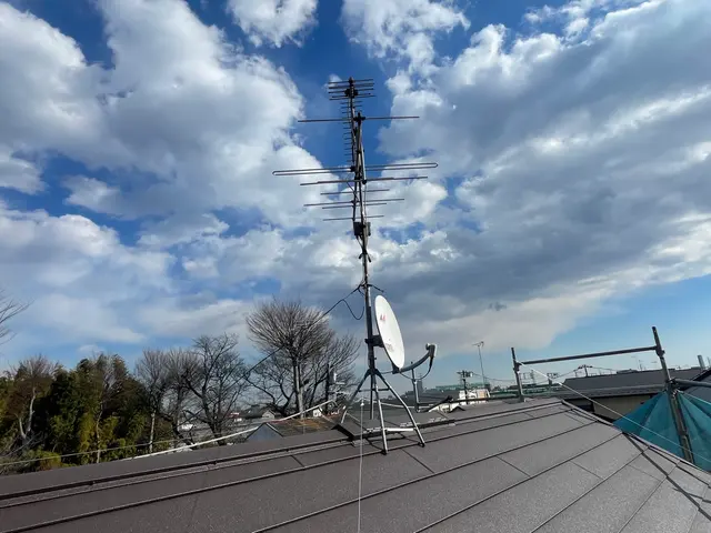 屋根上に放置は危険です！使っていないアンテナは即撤去しましょう！追加費用無し！サービスの画像