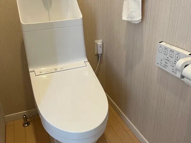 古いトイレの撤去から新規設置、清掃まで一貫対応のトイレリフォームサービスです！サービスの画像