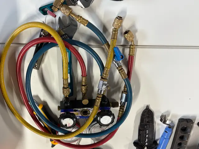 エアコンガス漏れ、水漏れ、異音、基盤故障、四方弁、修理可能です。診断費7000円サービスの画像